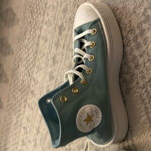 Green flower converse Size :10 women’s